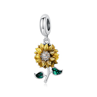 Breloque tournesol plaquée argent avec centre en strass de cristal, feuilles vertes, pendentif floral classique pour cadeau unisexe