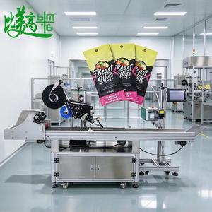 Máquina Etiquetadora Automática con Cinta Transportadora, Etiquetado Rastreable para Tarjetas, Bolsas y Empaques Planos - Product Image 1