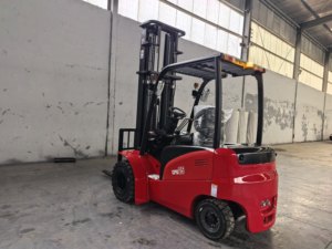 Chariot élévateur électrique CPD25 2,5 tonnes 3 tonnes Capacité 6m 7m Mât à trois sections Pneus pleins Opération assise Batterie au plomb-acide - Product Image 2