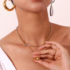 Colgante de Concha Personalizado de Moda con Perlas y Chapado en Oro de 18K sobre Acero Inoxidable para Collar Fino de Mujer - Product Image 1