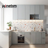 Meubles de cuisine classiques style Shaker avec finition laquée, construction en contreplaqué, organisateurs d'îlot de cuisine hauts, rangements et crédence.