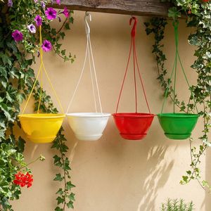 Pot de fleurs suspendu auto-arrosant en plastique coloré avec crochet, durable, pour balcon, petite taille, vente en gros - Product Image 1