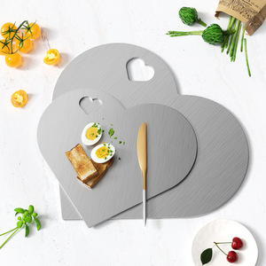 Planche à découper en acier inoxydable en forme de cœur avec poignée pour la cuisine et les cadeaux - Product Image 1