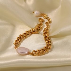 Pulsera de Perlas de Agua Dulce Chapada en Oro para Mujer, Estilo Vintage, con Cadena Cubana de Acero Inoxidable - Product Image 6