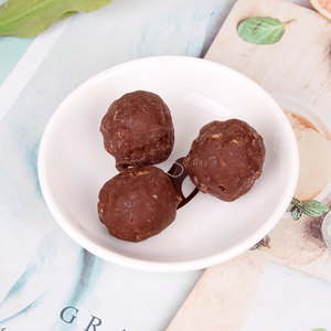 Boîte en forme de cœur, 3 pièces de gaufrettes fruitées au chocolat avec garniture de riz croustillant, enveloppées de papier d'aluminium doré pour la Saint-Valentin - Product Image 4