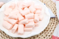Op maat gemaakte OEM fruitmelk snoepjes zure gummy pectine sap snoepjes gemengde zachte kauwgom bulk groothandel korting los