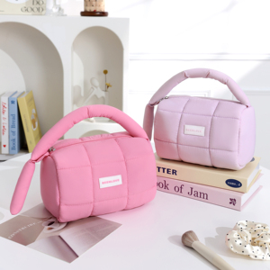 कस्टम यूनिसेक्स लक्जरी क्लुटेड पफी नायलॉन मेकअप बैग जिपर बंद कॉस्मेटिक कॉमेट्रिक पोर्टेबल आउटडोर यात्रा टोटे हैंडबैग - Product Image 4