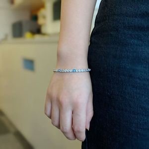 Bracelet et jonc Dylam haut de gamme en argent sterling 925 plaqué rhodium, serti de baguettes et d'émail œil bleu, style tennis - Product Image 4