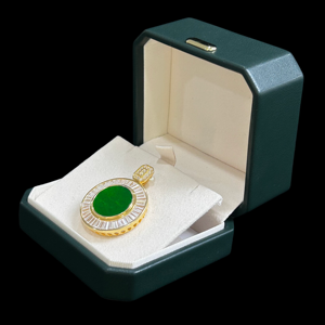 Pendentif rond en jadéite birmane naturelle de qualité A, glacé et plein de vert, plaqué argent avec or et serti de zircon étincelant. - Product Image 4