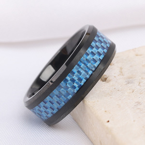Anillo de Carburo de Tungsteno de 8mm con Incrustaciones de Fibra de Carbono Azul y Negro, Anillo de Boda para Hombre con Diseño Geométrico - Product Image 3