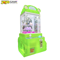Mini machine à griffes de table colorée à prix abordable, machine de jeu d'arcade à monnayeur, distributeur de bonbons et mini-jouets en promotion