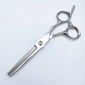 Ciseaux à cheveux Inoue Kagaku 62 mm en acier inoxydable 440C pour droitiers, usage beauté C334 - Product Image 1