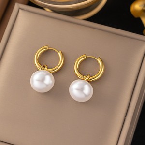 Boucles d'oreilles créoles minimalistes en acier inoxydable plaqué or 18 carats avec perles baroques pendantes - Product Image 6