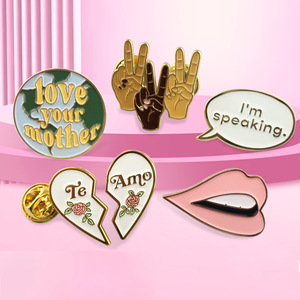 Broche personnalisée en métal doré émaillé pour vêtements et chapeaux – Créez votre propre badge de luxe moulé avec impression UV - Product Image 1
