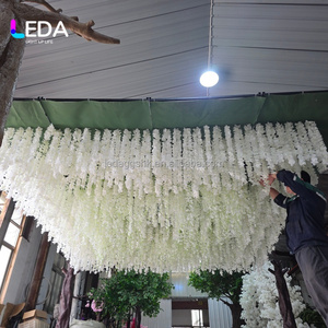 Guirnalda Colgante de Flores Artificiales de Glicinia Blanca Personalizada LEDA, Decoración Floral para Techos de Bodas, Fiestas y Eventos - Product Image 3
