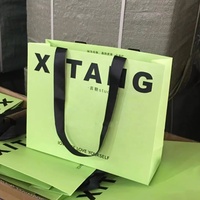 Sac en papier personnalisé pour boutique de vêtements, couleur personnalisée, sac en papier luxueux avec logo sur la poignée