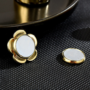 XILIANGFEIZI Nuevo Broche de Cristal Ojo de Gato con Hebilla Magnética Antiluminiscente de Camelia para Abrigo con Accesorios al por Mayor - Product Image 2