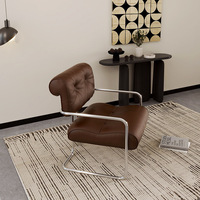 Fauteuil cantilever avec structure tubulaire chromée, assise en cuir marron capitonnée, fauteuil d'appoint pour salon