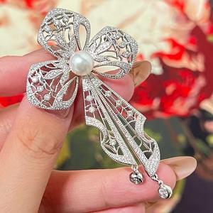 Broche de Lazo Hueco con Perlas y Diamantes de Imitación de Alta Gama, Accesorio de Flor para el Pecho para Mujer, para Ropa y Trajes, Venta al por Mayor - Product Image 1