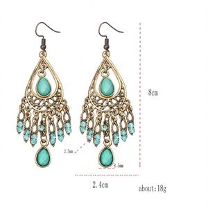 Boucles d'oreilles pendantes en forme de papillon de style rétro européen américain, serties de zircon, avec pampilles en plumes, plaquées or 18 carats, en alliage pour femmes - Product Image 4