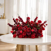 Arrangement floral de luxe en roses rouges artificielles et hortensias bordeaux pour centre de table de mariage, décoration florale romantique rouge cramoisie