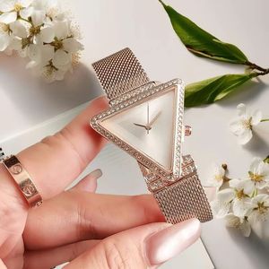 Montre de luxe triangulaire à quartz pour femme, bracelet en crocodile, garniture diamantée, boîtier en alliage, cadran en verre, mode quotidienne, vente en gros - Product Image 1