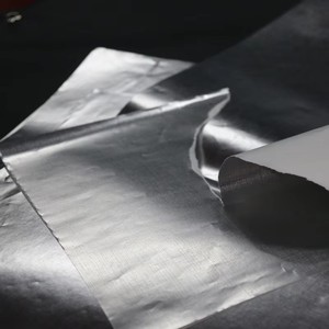 Papier métallisé simple face résistant à l'humidité et à l'humidité ambiante pour étiquettes de boissons et de vin, enduit d'un côté - Product Image 1