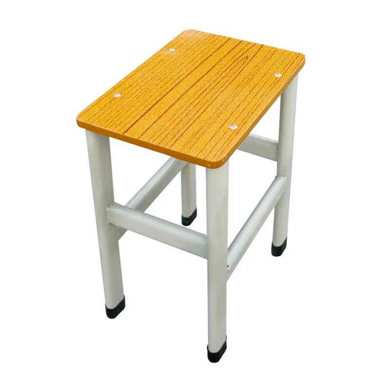 เก้าอี้สีส้มไม่มีพนักพิง