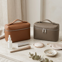 Sac de toilette de luxe en cuir PU texturé avec logo gaufré, double fermeture éclair, poignée supérieure, pour femme, idéal pour les voyages