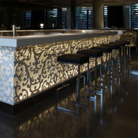 Meubles de bar portables à surface solide LED Staron au design luxueux et vintage pour comptoir de bar d'hôtel avec éclairage lumineux et lueur