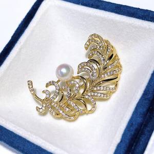 เข็มกลัดรูปดอกไม้ประดับขนนกสองสี รุ่นใหม่ประจำฤดูใบไม้ร่วงและฤดูหนาว ประดับมุกอะโกย่าและคริสตัลลายตัวเลข - Product Image 3