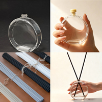 Bouteille diffuseur de parfum vide en verre transparent plat et rond, avec ensemble de bâtonnets en fibre, fournie directement par l'usine