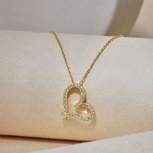 Collar con Colgante de Plata de Ley 925 y Oro de 18K con Diseño Encantador y Moderno de Dylam, con Diamantes de Circonia Cúbica 5A en Forma de Corazón - Product Image 4