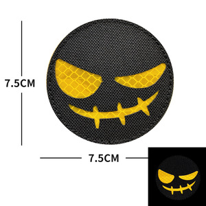 Distintivo Tattico IR Personalizzato Sinister Smirk con Patch a Strappo per Corsa Notturna e Ciclismo - Product Image 3