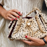 Sac à bandoulière en polyester style influenceur avec chaîne en peluche, imprimé léopard tendance, sac fourre-tout polyvalent à cordon pour le quotidien
