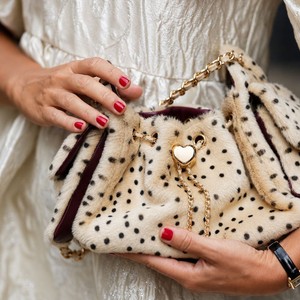 Sac à bandoulière en polyester style influenceur avec chaîne en peluche, imprimé léopard tendance, sac fourre-tout polyvalent à cordon pour le quotidien - Product Image 2