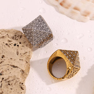Hoogwaardige op maat gemaakte gepersonaliseerde heren hiphop ringen met piramideontwerp, geïnspireerd op wijnranken, zirkoon, 18k verguld roestvrij staal - Product Image 1