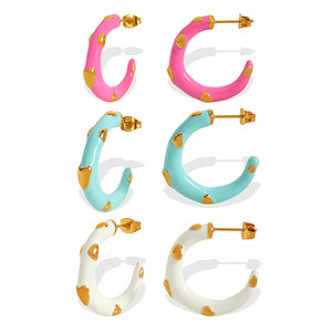 Pendientes de aro en forma de C de esmalte colorido con detalles de corazón para mujer, para uso diario, con tachuelas de acero inoxidable EH641 - Product Image 5