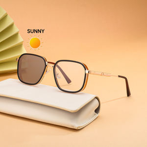 Occhiali da <span class=keywords><strong>Sole</strong></span> KAJILA all'Ingrosso, Design Personalizzato con Logo, Montatura Quadrata in Metallo, Lenti Fotocromatiche Anti Luce Blu UV400 per Uomo - Product Image 1