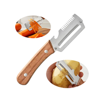 Multifunctionele roestvrijstalen fruit- en groente-schiller met houten handvat en flesopener voor thuis en keuken.