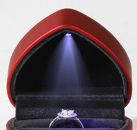 Boîte cadeau créative en cuir en forme de cœur avec anneau unique et lumière LED recyclable, emballage en carton