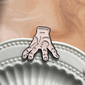 高品質カスタム金属エナメルピン卸売 ロックバンド 歌手とボーンジェスチャー付き 衣類装飾用 音楽ジャンルクラフト - Product Image 3