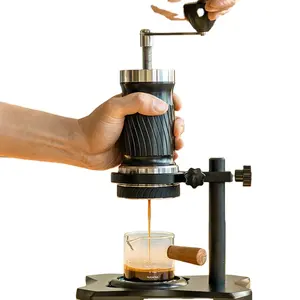 Ручная кофеварка эспрессо для холодной и горячей воды может быть извлечена с давлением 9 ~ 12 бар с портативной сумочкой легко носить с собой