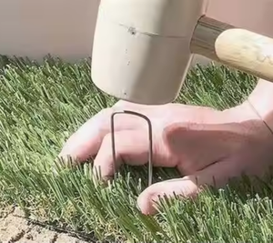 หมุดยึดผ้าใบกันวัชพืชแบบ U สำหรับงานจัดสวน ทำจากโลหะชุบสังกะสี แข็งแรง ทนทาน - Product Image 2