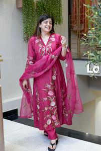 Kurta en soie Chanderi rose pour femme, broderie florale, coupe classique, longueur standard, style ethnique indien traditionnel, décontracté, pour fêtes, livraison rapide - Product Image 3