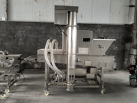 Commerciële machine voor het aanbrengen van paneermeel op kip, vis en garnalen met bloem en broodkruimels.