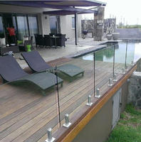 Rampe d'escalier moderne en acier inoxydable Reilbu avec balustrade en verre et fixation au sol