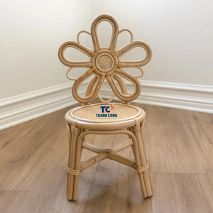 Chaise pour enfants multifonctionnelle en rotin naturel au design moderne. Chaise en osier avec dossier floral pour salle de jeux. - Product Image 1