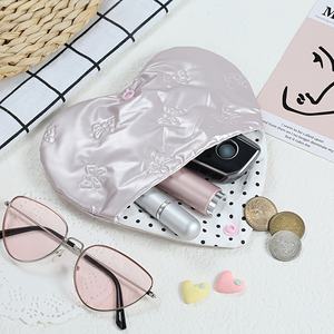 נרתיק למשקפיים עם לב מובלט ורוד מעור PU עם נרתיק לאחסון משקפיים בצורת לב, נרתיק עם לב מובלט, אביזר למשקפיים - Product Image 5