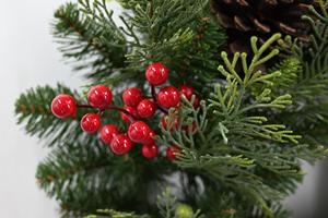 Guirlande de Noël intérieure moderne et écologique personnalisée, guirlande de Noël artificielle en PVC avec baies rouges - Product Image 3